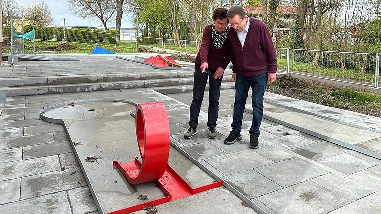 Aufgebaut sind die 18 Bahnen am Minigolfplatz der Stadtsaal-Lichtspiele in Bad Königshofen. Es sind noch einige Arbeiten zu erledigen, sagen Marianne und Lorenz Hahn.