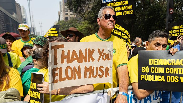 Demonstration in Brasilien - Manche Demonstranten sind voll des Dankes für Tech-Milliardär Musk, der selbst Positionen der politischen Rechten vertritt. Demonstration in Brasilien - Manche Demonstranten sind voll des Dankes für Tech-Milliardär Musk, der selbst Positionen der politischen Rechten vertritt.