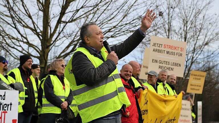 NGG-Gewerkschaftssekretär Ibo Ocak nennt das bisherige Angebot der Arbeitgeberseite einen 'Hohn'. NGG-Gewerkschaftssekretär Ibo Ocak nennt das bisherige Angebot der Arbeitgeberseite einen 'Hohn'.