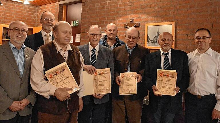 Ehrungen: Bei der Weihnachtsfeier wurden beim Männergesangsverein Thüngen verdiente Sänger und Vereinsmitglieder ausgezeichnet. Von links: Vorsitzender Günter Morgenstern, Dirigent Johannes Gräbe-Bareuther, Friedrich Leickert, Arthur Schäfer, Vorsitzender Kurt Hildenbrand, Dieter Holzer, Gerd Kunitzky, Vorsitzender Winfried Deivel.