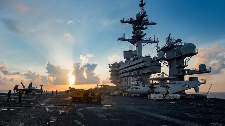 US-Flugzeugträger auf dem Weg nach Korea       -  Der amerikanische Flugzeugträger &bdquo;USS Carl Vinson&ldquo; auf dem Weg zur koreanischen Halbinsel: Dieses Foto entstand am Sonntag an Bord des atomgetriebenen Kriegsschiffs, das bis zu 5680 Mann Besatzung und 85 Flugzeuge aufnehmen kann.