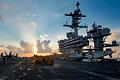 US-Flugzeugträger auf dem Weg nach Korea       -  Der amerikanische Flugzeugträger &bdquo;USS Carl Vinson&ldquo; auf dem Weg zur koreanischen Halbinsel: Dieses Foto entstand am Sonntag an Bord des atomgetriebenen Kriegsschiffs, das bis zu 5680 Mann Besatzung und 85 Flugzeuge aufnehmen kann.