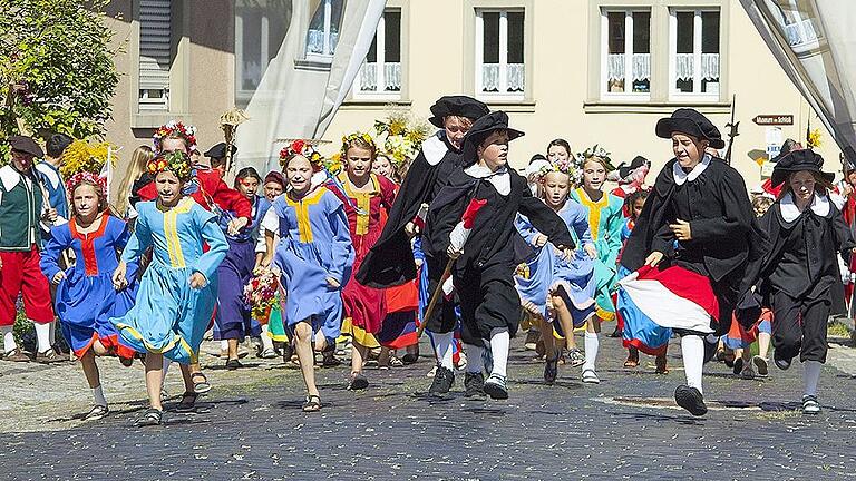 &bdquo;Die Schweden, die Schweden&ldquo; &ndash; Tanzmädchen und Scholaren flüchten beim Heimatspiel &bdquo;Die Schutzfrau von Münnestadt&ldquo; vor den Schweden, die im Dreißigjährigen Krieg die Stadt belagern.