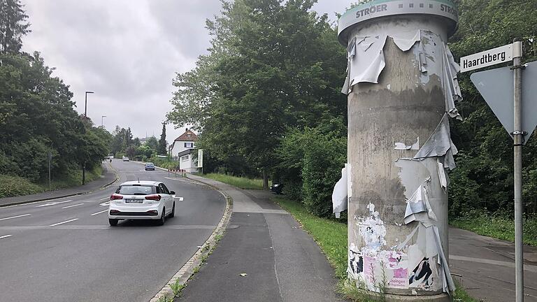 Litfasssäule am Haardtberg. Seit der Kommunalwahl schon sei sie in diesem erbärmlichen Zustand, sagen Anwohner. Das ist sie - trotz gegenteiliger Beteuerungen des Betreibers - bis zum Dienstag.&nbsp;