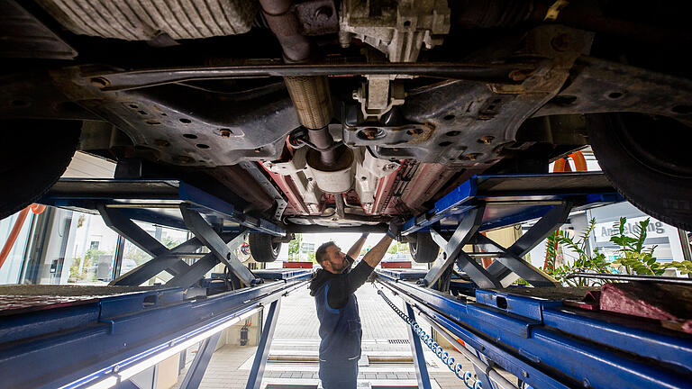 Auf der Hebebühne entscheidet sich oft, ob Reparaturen erforderlich sind.