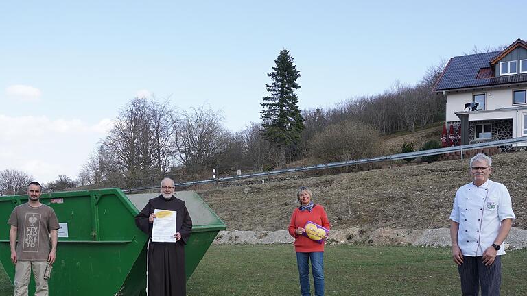 Über die Osterfeiertage ist jeder  Kreuzbergbesucher aufgerufen sich an der Müllsammelaktion zu beteiligen.  Das Bild  zeigt von links den stellvertretenden Bürgermeister Patrick Bauer, Pater  Korbinian Klinger,  Dagmar Richter und David Roth. Foto: Marion Eckert       -  Über die Osterfeiertage ist jeder  Kreuzbergbesucher aufgerufen sich an der Müllsammelaktion zu beteiligen.  Das Bild  zeigt von links den stellvertretenden Bürgermeister Patrick Bauer, Pater  Korbinian Klinger,  Dagmar Richter und David Roth. Foto: Marion Eckert