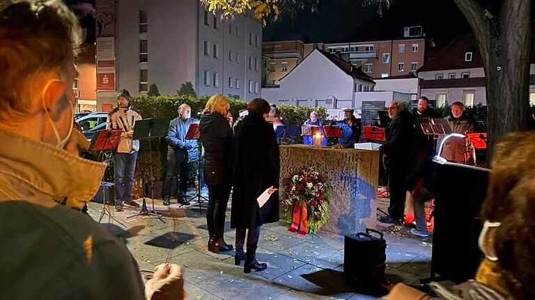 Die Sprecherin der Initiative gegen das Vergessen, Johanna Bonengel, sowie die SPD-Kreisvorsitzende Marietta Eder legten einen Kranz nieder im Gedenken an die jüdischen Opfer in Schweinfurt in der Reichspogromnacht am 9. November 1938.