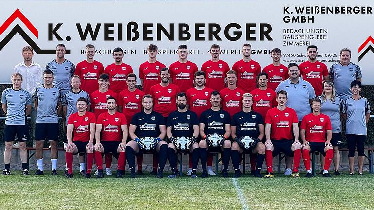 Mit diesem Kader geht die DJK Schwebenried/Schwemmelsbach in die anstehende Landesliga-Runde – hinten von links Manuel Weißenberger, Alexander Ziegler (Vorsitzender), Pascal Stürmer, Marcel Kühlinger, Marius Pfennig, Lino Schramm, Yannick Deibl, Marc Müller, Lucas Schneider, Enrico Lingor, Abteilungsleiter Jürgen Stürmer;&nbsp; mittlere Reihe Torwarttrainer Frank Popp, Spielertrainer Felix Zöller, Spielertrainer Thomas Cäsar, Tobias Burger, Sebastian Lehmann, Jonas Wehner, Vincent Held, Kevin Neubauer, Fabian Lichtlein, Betreuer Fabian Dürr, Physiotherapeutin Maria Bose, Wilma Stürmer (zweite&nbsp;Vorsitzende) sowie vorne Philipp Paul, Christopher Lehmann, Nikolas Herold, Christoph Saballus, Leo Brand, Leon Hartmann, Valentin Reitstetter und Luca Sillner. Es fehlen Marcel Behr, Lukas Gull und Andreas Jazev.&nbsp;