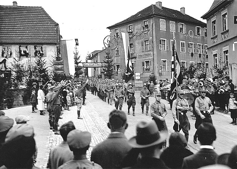 Die heutige Schönbornstraße, damals Hauptstraße in Werneck, wurde im April 1933 zur Adolf-Hitler-Straße umbenannt. Das Foto stammt von der Einweihung.