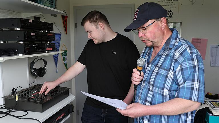 Herbert Graser (rechts) und Sohn Niko sind bei den Heimspielen des SV Sylbach im &quot;Nassachstadion&quot; für Ansagen und Musik zuständig.