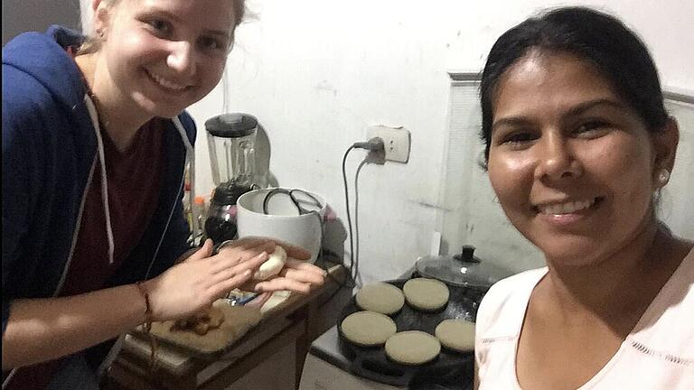 Andrea und Maya backen zusammen „Arepas“, typische venezolanische Maisfladen.