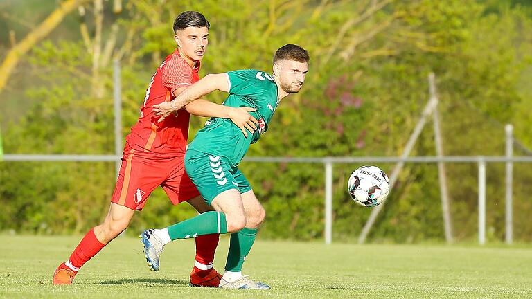 Alban Peci (rechts) bereitete den 1:1-Ausgleich des TSV Großbardorf im Spiel gegen den ATSV Erlangen (Ensar Rexhepi) vor.