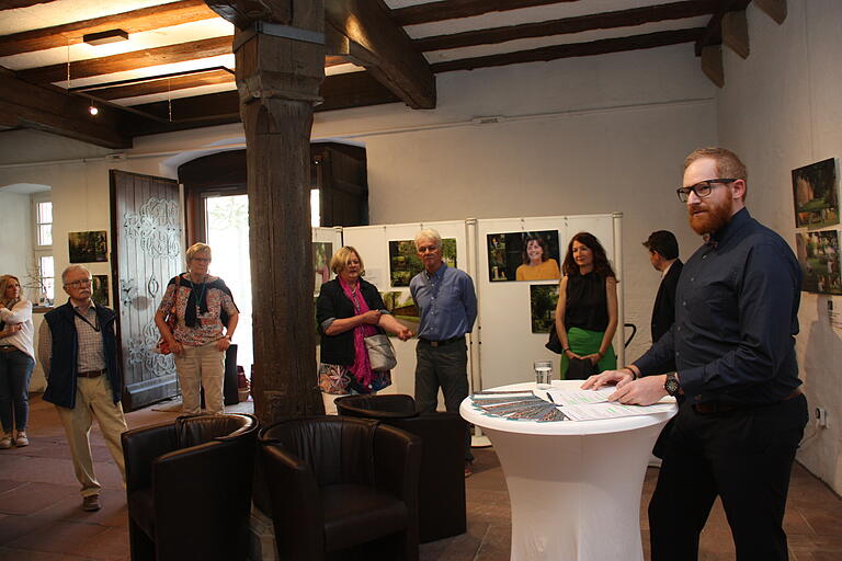 Stefan Kröber (rechts) vom Vorstandsteam des Gerolzhöfer Kulturforums begrüßte die Besucher der Ausstellungseröffnung.