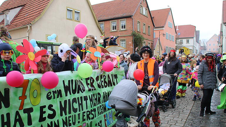 Viele Närrinnen und Narren besuchten am Sonntag, 19. Februar 2023, den Faschingszug in Ebenhausen.