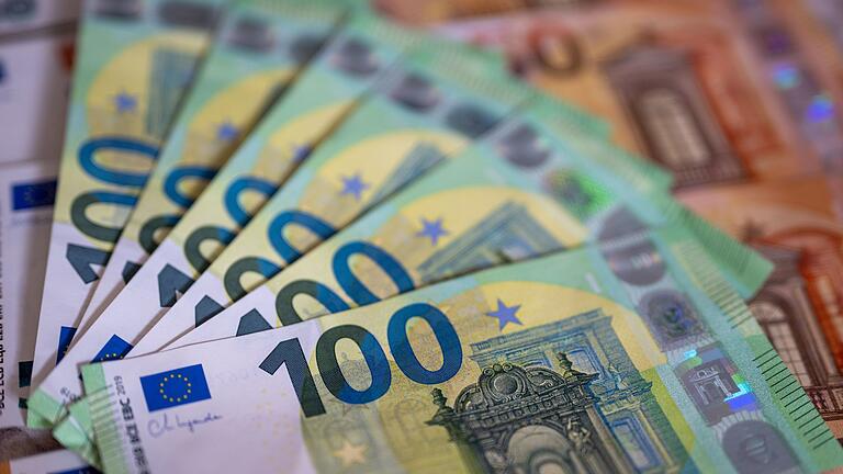 Geld       -  15.000 Euro in bar können dank einer ehrlichen Finderin ihren Weg zurück an die Eigentümerin übergeben werden. (Symbolbild)