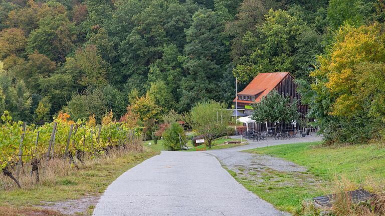 Bei der Wanderung kommt man an der Weinparadiesscheune vorbei. Bei der Wanderung kommt man an der Weinparadiesscheune vorbei.