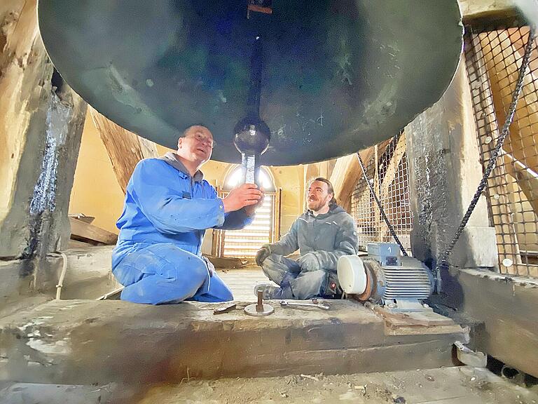 Glockengießermeister Rudolf Perner (links) und Bautechniker Simon Lang beim Einbau des neuen Klöppels der Marien-Glocke. Glockengießermeister Rudolf Perner (links) und Bautechniker Simon Lang beim Einbau des neuen Klöppels der Marien-Glocke.