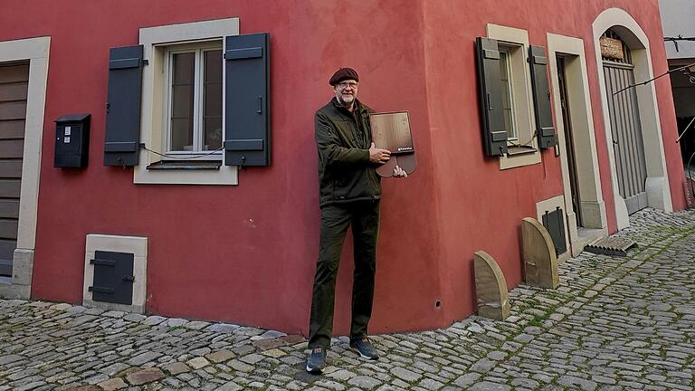 Das Badhaus ist Volkachs ältestes Haus und bekommt nun rote Solarmodule aufs Dach. Eigentümer Mario Pierl möchte damit ein Zeichen setzen, dass Solarenergie auch in der Altstadt möglich ist.