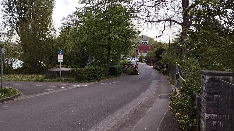 Von der Einmündung des Mainradweges (links im Bild) bis zur Allee nach der alten Mainbrücke soll die Mainau in Zellingen laut Beschluss des Gemeinderates zur Fahrradstraße werden.