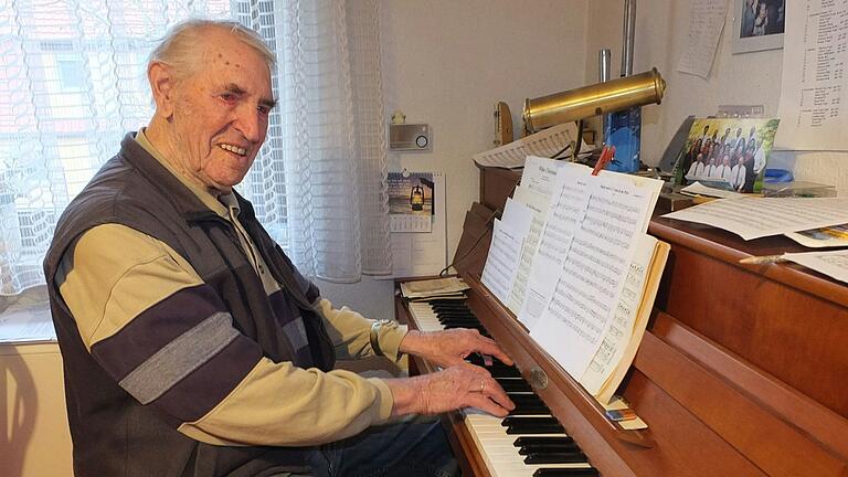 Hermann Vogel aus Bieberehren liebt auch mit 90 Jahren seinen Platz an der Heimorgel. Hermann Vogel aus Bieberehren liebt auch mit 90 Jahren seinen Platz an der Heimorgel.