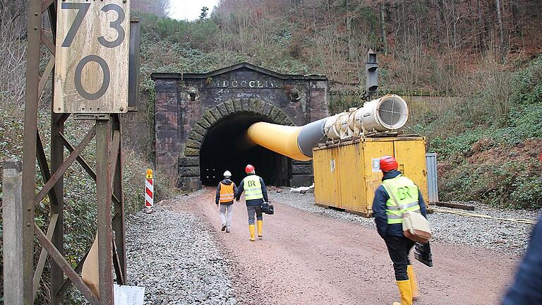 Eine riesengroße Belüftungsmaschine bläst während der Arbeiten Luft in den Tunnel.