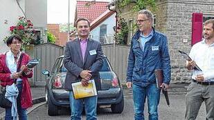 Die Bewertungskommission unter Leitung von Kreisfachberater Guntram Ulsamer (links) hat ihre Entscheidung getroffen. Im Bild außerdem (weiter von links): Elfriede Weikert vom Amt für Landwirtschaft und Ernährung Schweinfurt, Dieter Möhring, Bürgermeister von Aidhausen, sowie Bernhard Joos, Johannes Bayer und Manfred Hußlein als Vertreter des Landratsamtes Haßberge. Das Foto entstand in Ottendorf. Die Bewertungskommission unter Leitung von Kreisfachberater Guntram Ulsamer (links) hat ihre Entscheidung getroffen. Im Bild außerdem (weiter von links): Elfriede Weikert vom Amt für Landwirtschaft und Ernährung Schweinfurt, Dieter Möhring, Bürgermeister von Aidhausen, sowie Bernhard Joos, Johannes Bayer und Manfred Hußlein als Vertreter des Landratsamtes Haßberge. Das Foto entstand in Ottendorf.