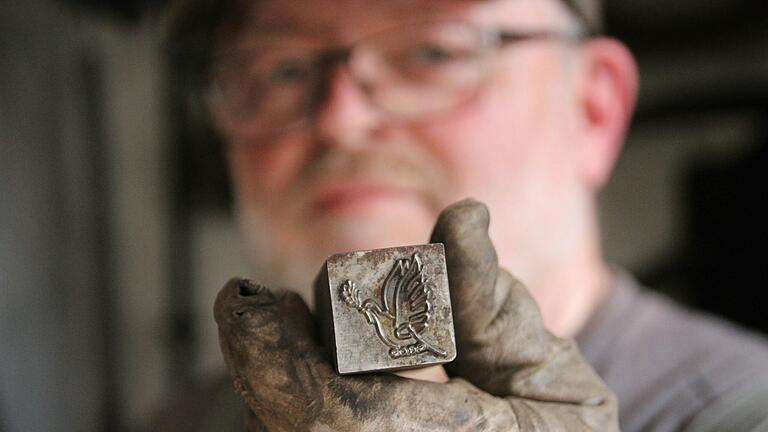 Der Stempel einer Friedenstaube ist das Erkennungszeichen der Friedensnägel.