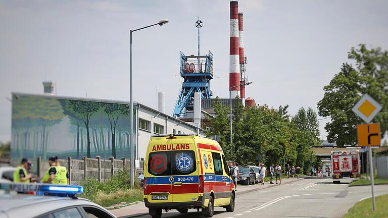 Grubenunglück in Polen       -  Ein Krankenwagen fährt in das Kohlebergwerk Rydultowy, wo bei einem Grubenunglück ein Bergmann getötet und mindestens 17 weitere verletzt wurden.