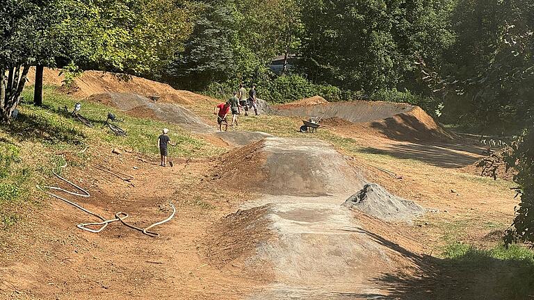 In Eigenleistung wurde in Burglauer ein Bike-Park für die Jugendlichen angelegt. In Eigenleistung wurde in Burglauer ein Bike-Park für die Jugendlichen angelegt.