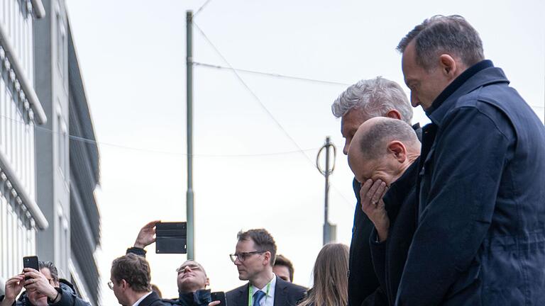Nach dem Anschlag in München - Scholz besucht den Tatort. Nach dem Anschlag in München - Scholz besucht den Tatort.