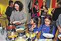 Die Gäste des &bdquo;interkulinarischen Feierabends&ldquo;, einem Projekt der evangelischen Freikirche &bdquo;Vineyard Haßberge&ldquo; im Mehrgenerationenhaus in Haßfurt, ließen sich die angebotenen Eintöpfe schmecken. Im Bild Corina Baishya mit zwei ihrer drei Kinder.