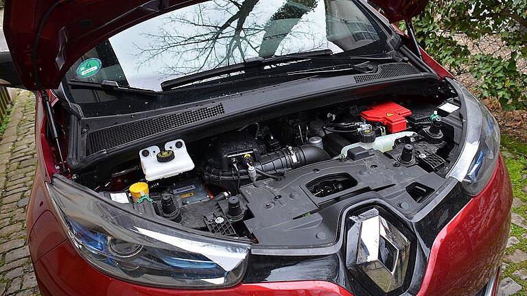 Der Blick unter die Motorhaube eines Renault Zoe zeigt: Bei einem Elektroauto ist einiges anders als bei den Fahrzeugen mit Verbrennungsmotor. Auch Feuerwehrleute müssen hier einiges dazulernen.