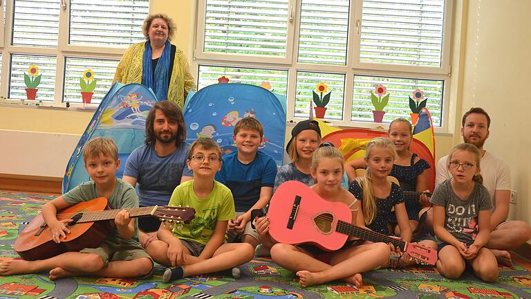 Bürgermeisterin Eva Linsenbreder (hinten) und die beiden Sozialpädagogen Stephan Rinke-Mokay (Zweiter von links) und Paul Möller (rechts) beim gemeinsamen Musizieren mit den Kindern. Foto: Ulrich Stadlbauer Bürgermeisterin Eva Linsenbreder (hinten) und die beiden Sozialpädagogen Stephan Rinke-Mokay (Zweiter von links) und Paul Möller (rechts) beim gemeinsamen Musizieren mit den Kindern. Foto: Ulrich Stadlbauer