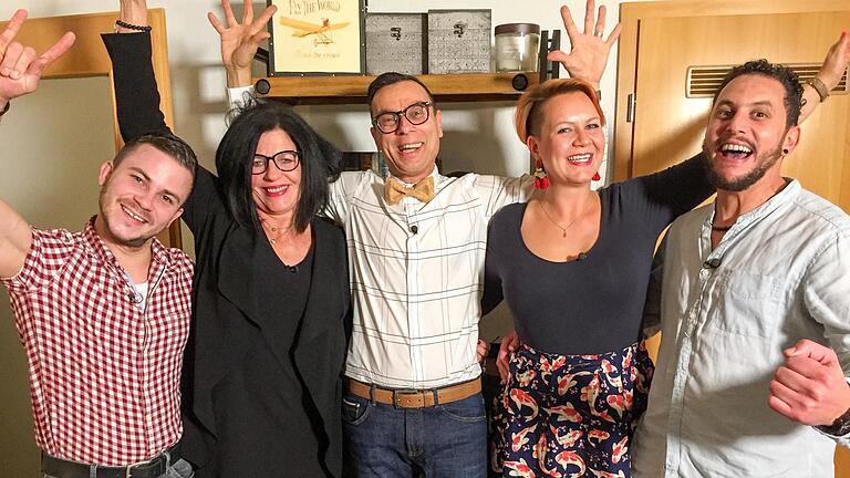 Die Fernsehsendung 'Das perfekte Dinner' kommt in dieser Woche aus Unterfranken. Hier die fünf Teilnehmer von links: Burkhard Full (Theilheim, Lkr. Würzburg), Katja Correale (Schweinfurt), Gastgeber Hartmut Dölzer (Werneck), Christina Schuhmann (Würzburg), Walid Abidi (Karlburg, Lkr. Main-Spessart).