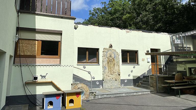Obergeschoss und Dachstuhl sind an dem vom Brand am stärksten betroffenen Gebäudeteil abgetragen.