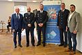 Die Polizeiinspektion Bad Neustadt hat einen neuen Dienststellenleiter. Polizeirat Jan Schubert (Zweiter von links) wurde feierlich in seinem neuen Amt begrüßt. Im Gegenzug wurde Polizeioberkommissar Florian Aut (Dritter von rechts) verabschiedet. Mit auf dem Bild (weiter von links) Landrat Thomas Habermann, Polizeipräsident Detlev Tolle und Bürgermeister Michael Werner.