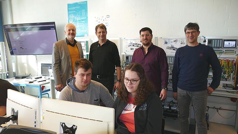 Im Bild (von links): OStD Matthias Paul, StD Bernd Hacker, StR Andreas Fuß &amp; OStR Thomas Räth | sitzend ein Schüler der Dr. Georg-Schäfer-Schule und eine Schülerin der Ludwig-Erhard-Schule.