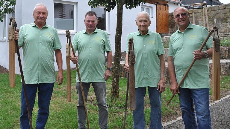 Sie werden beim Dreschfest den Dreschflegel schwingen: (von links) Georg Bauer, Hansi Riegel, Theo Heid und Winfried Majewski.