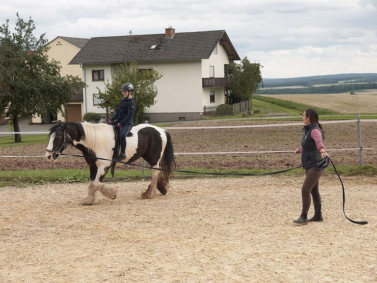 Die Reittherapie ist insgesamt ein Zusammenspiel zwischen drei Akteuren. Reittherapeutin Anna Drescher fungiert dabei als Bindeglied zwischen Pferd und Kind.