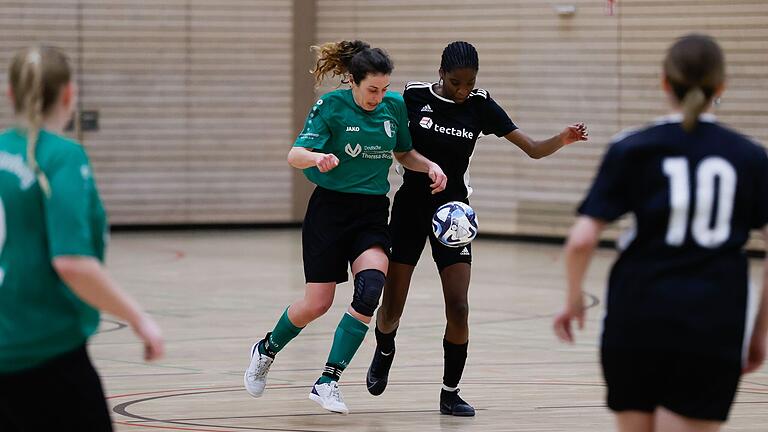 Zweikampf beim Spiel um Rang drei: Antonia Mehltretter (links) vom SB DJK Würzburg gegen Samia Ahamaded von der SG Großwallstadt/Elsenfeld.