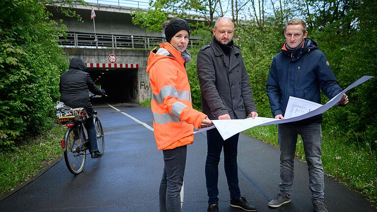 Hier herrscht dringender Sanierungsbedarf: Projektleiterin Alexandra Kosch (v. l.), Alexander Müller (Staatliches Bauamt) und Niklas Benz (Stadt Würzburg) vor einer Unterführung am Greinbergknoten.