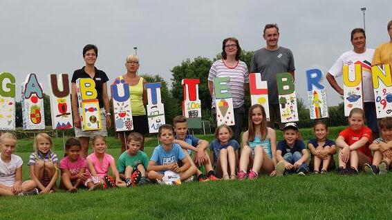 Bunter Wegweiser für Skulpturen-Radweg Gaubüttelbrunn       -  Beim Ferienprogramm in Gaubüttelbrunn kam neben Spaß und Spiel auch die Kreativität der Kinder zum Zug: Die Buchstaben des Ortsnamens wurden auf einem Stein kreativ dargestellt. Angeleitet wurde diese Aktion laut einer Pressemitteilung der Gemeinde von Verantwortlichen des örtlichen Obst- und Gartenbauvereins (OGV).  Beim mit dem Sportverein (DJK-SV) und dem Bürgerverein (BVG) gemeinsam veranstalteten Ferienprogramm fertigten die 17 Kinder gemeinsam dieses Objekt für den Gaubüttelbunner Skulpturen-Radweg. Das Ergebnis kann man am Radweg bewundern: Farbig und kreativ gestaltet sind sie zugleich ein geschwungener Wegweiser zum Ort oder zum Bahnhof. Foto: Roswitha Zöller