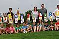 Bunter Wegweiser für Skulpturen-Radweg Gaubüttelbrunn       -  Beim Ferienprogramm in Gaubüttelbrunn kam neben Spaß und Spiel auch die Kreativität der Kinder zum Zug: Die Buchstaben des Ortsnamens wurden auf einem Stein kreativ dargestellt. Angeleitet wurde diese Aktion laut einer Pressemitteilung der Gemeinde von Verantwortlichen des örtlichen Obst- und Gartenbauvereins (OGV).  Beim mit dem Sportverein (DJK-SV) und dem Bürgerverein (BVG) gemeinsam veranstalteten Ferienprogramm fertigten die 17 Kinder gemeinsam dieses Objekt für den Gaubüttelbunner Skulpturen-Radweg. Das Ergebnis kann man am Radweg bewundern: Farbig und kreativ gestaltet sind sie zugleich ein geschwungener Wegweiser zum Ort oder zum Bahnhof. Foto: Roswitha Zöller