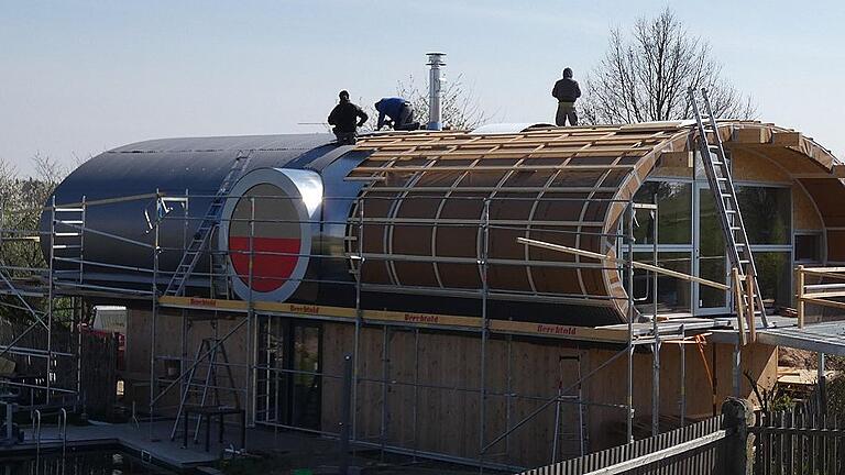 Schon bald können die Feriengäste auch im neu entstehenden Loft der Familie Schuhmann übernachten. Dieses steht im krassen Kontrast zum altehrwürdigen Brauhaus.