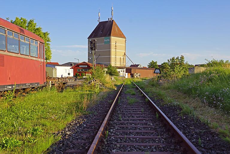 Den Verkehr auf die Schiene, das ist ein Konzept zur Wiederbelebung der Mainschleifenbahn. Den Bahnhof in Prosselsheim gibt es noch und zum Ortsteil Seligenstadt mit seinem Schienenstrang zwischen Würzburg und Schweinfurt ist es nicht weit.