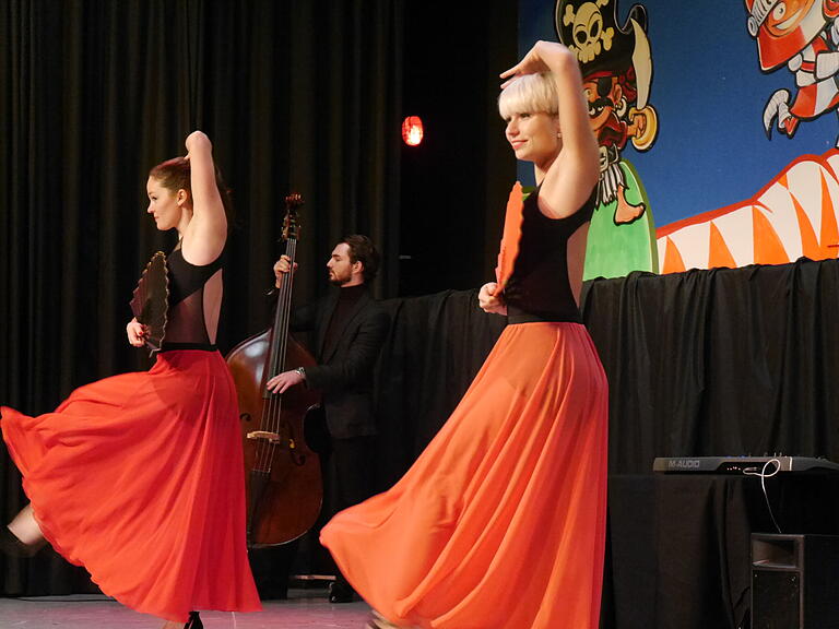 Frische Luft für den Fasching: Die Gruppe "Pure music & dance" beim Fächern. Frische Luft für den Fasching: Die Gruppe "Pure music & dance" beim Fächern.