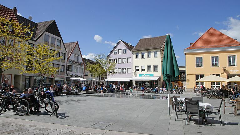 Auf dem Marktplatz in Mellrichstadt trifft man sich gerne. Mit der Anschaffung neuer Sonnenschirme und Sitzbänke will die Stadt nun optisch weitere Akzente setzen.&nbsp;