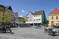 Auf dem Marktplatz in Mellrichstadt trifft man sich gerne. Mit der Anschaffung neuer Sonnenschirme und Sitzbänke will die Stadt nun optisch weitere Akzente setzen.&nbsp;