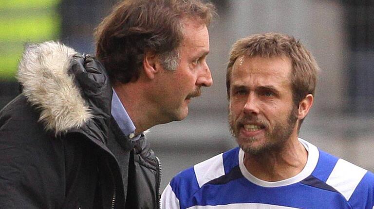 'Mach et Kozze': So in etwa dürfte Duisburgs Trainer Peter Neururer (links) Bernd Korzynietz in dessen Zeit beim MSV motiviert haben. 'Mach et Kozze': So in etwa dürfte Duisburgs Trainer Peter Neururer (links) Bernd Korzynietz in dessen Zeit beim MSV motiviert haben.