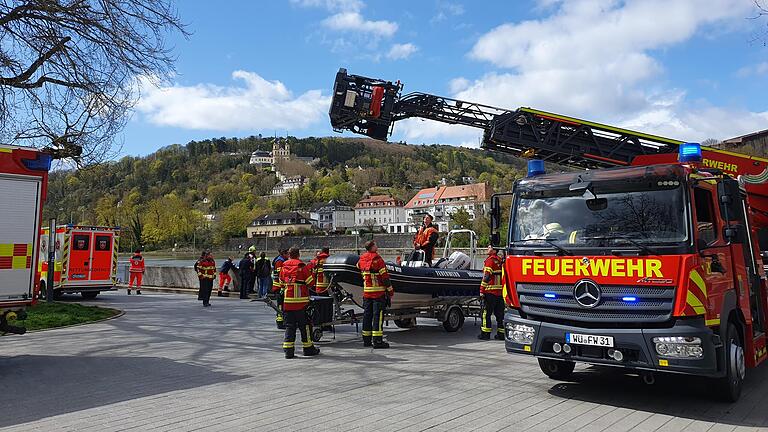 Am Dienstagmittag rückte die Feuerwehr Würzburg zu einer Rettungsaktion am Mainkai in Würzburg aus. Auch das Rettungsboot der Wasserwacht kam zum Einsatz.